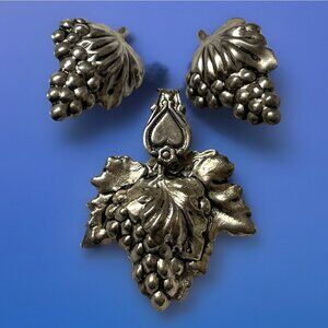 Vintage Elegante Metal Grapes Clip On Earrings And Pendant Set